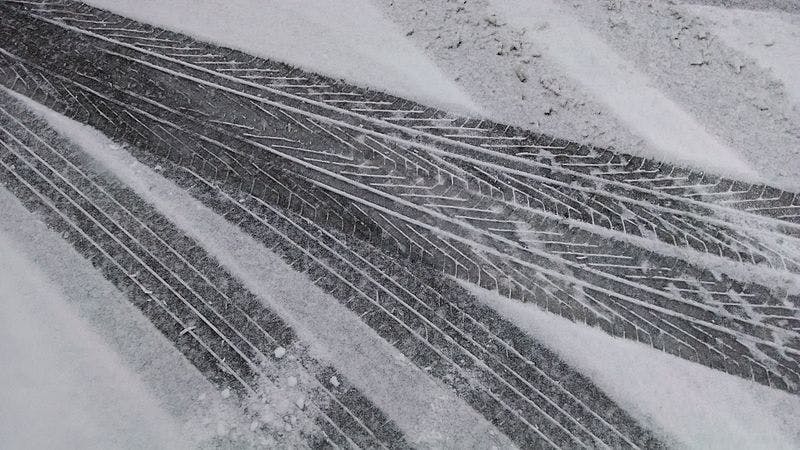 Huellas de neumáticos en la nieve