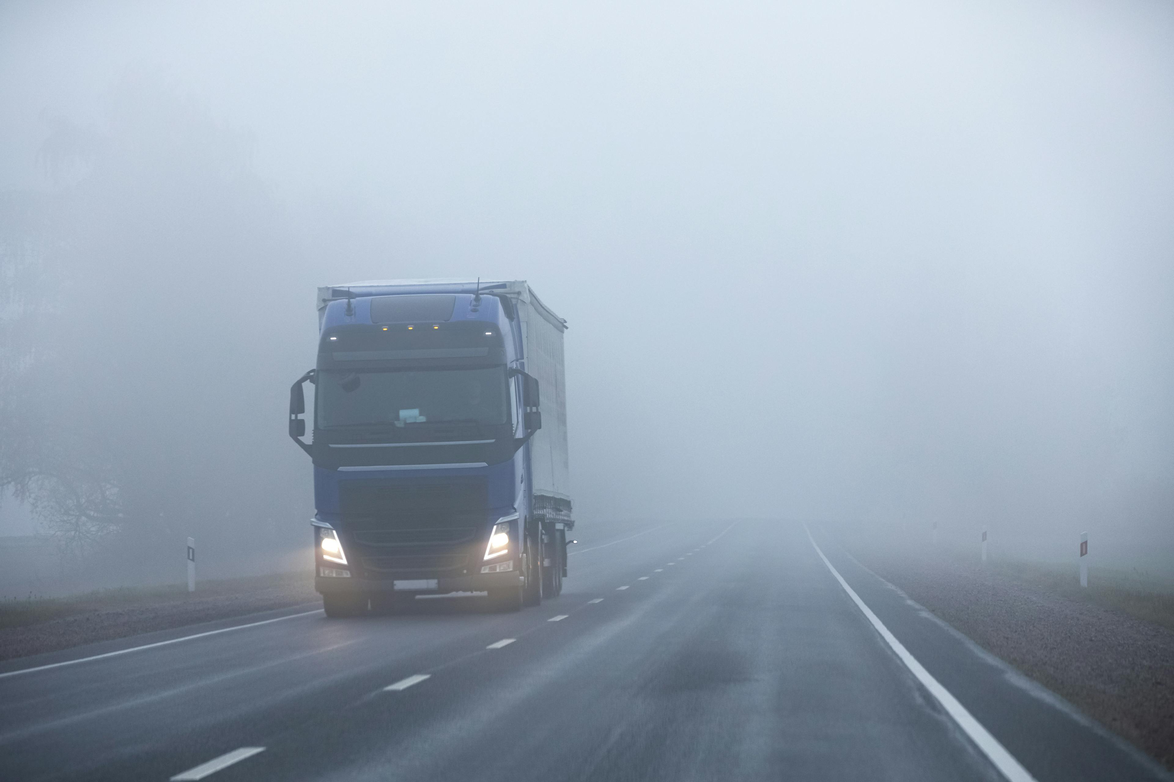 camión en la niebla